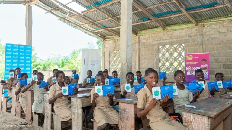 Distribution de kits hygiéniques aux jeunes filles par la Fondation Claudine Talon